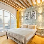 Superb Historical Next To Louvre And Opera
