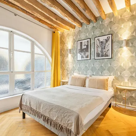 Superb Historical Next To Louvre And Opera